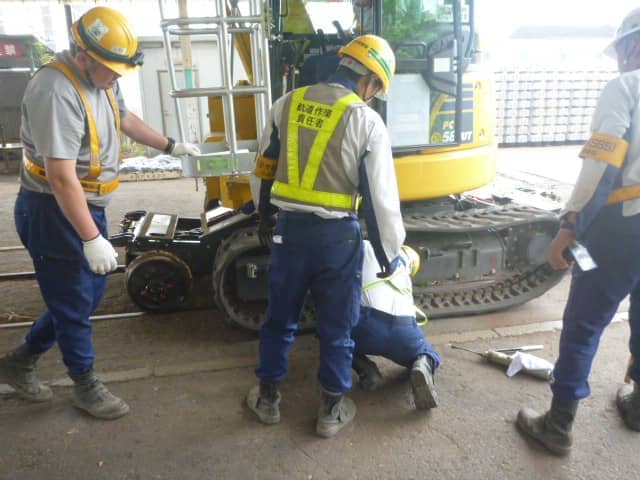軌道専用重機を使った作業