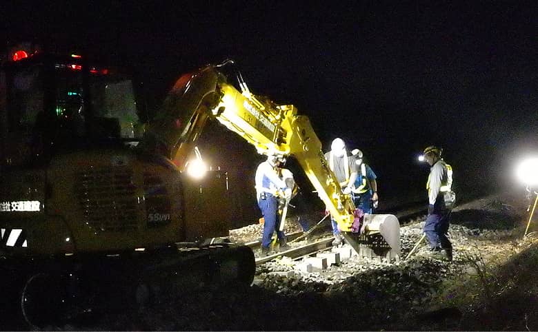 夜間作業現場での軌道工事