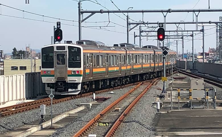 線路を走行するJRの電車