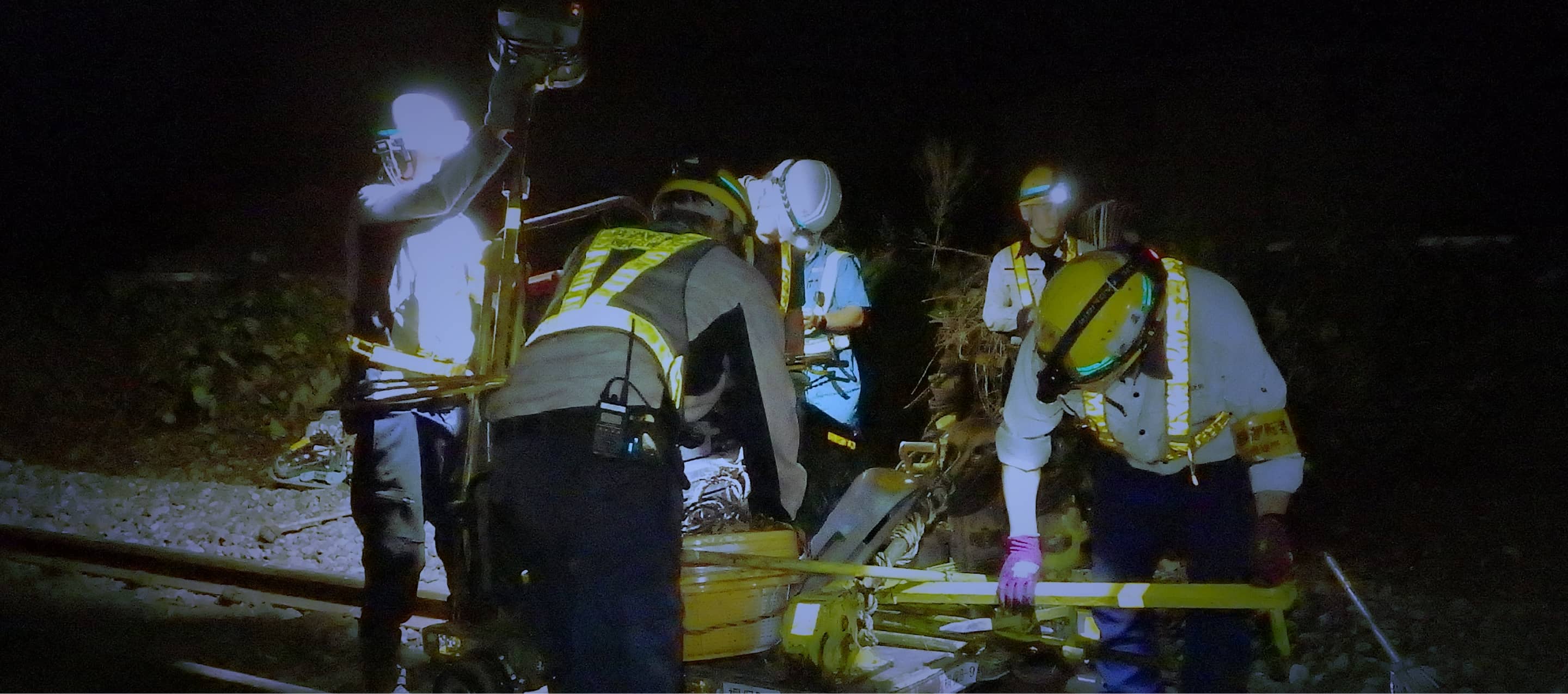 夜間に線路上で軌道工事を行う作業員