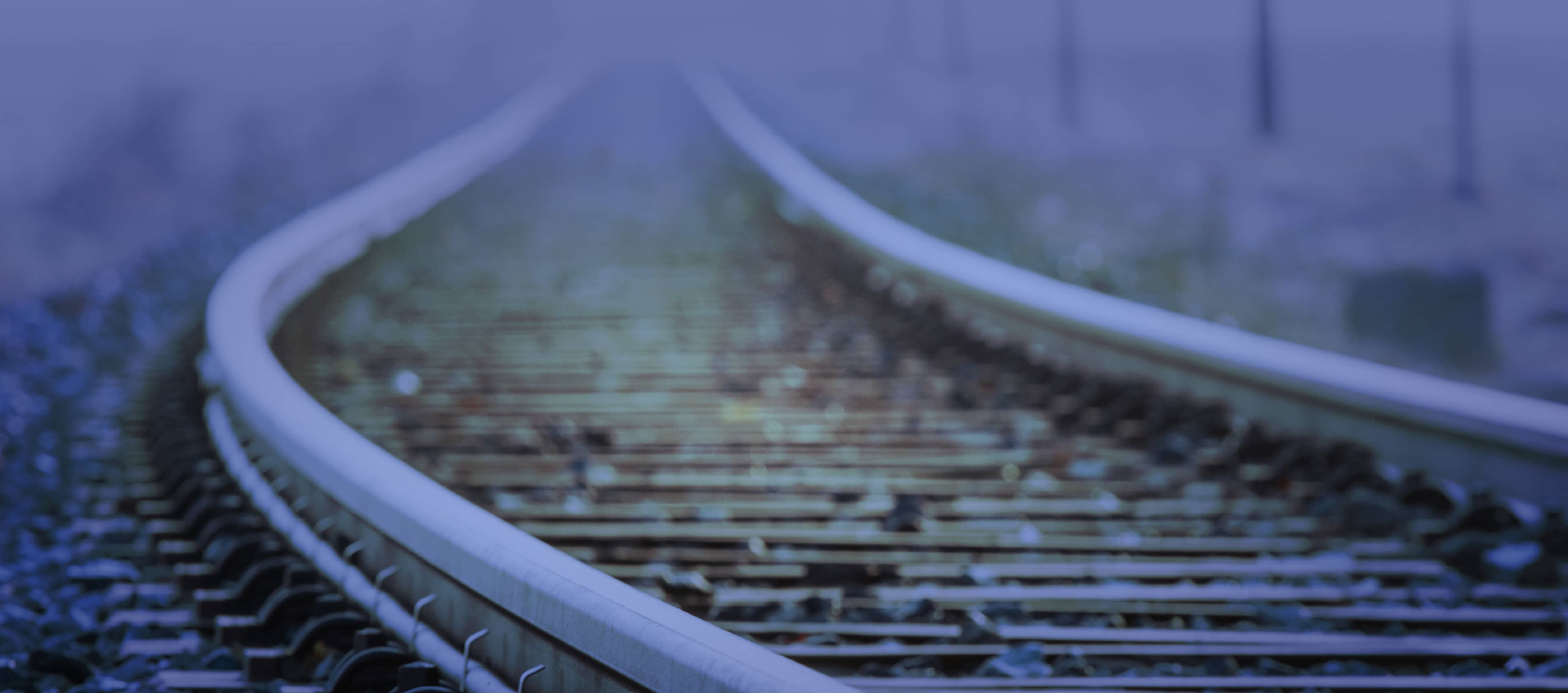 緩やかにカーブする鉄道レール